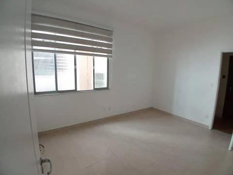 Apartamento à venda com 2 quartos, 70m² - Foto 2