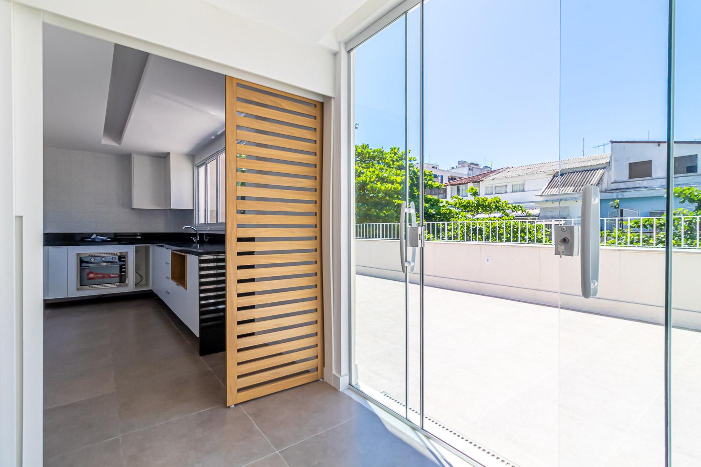 Casa à venda com 3 quartos, 237m² - Foto 1